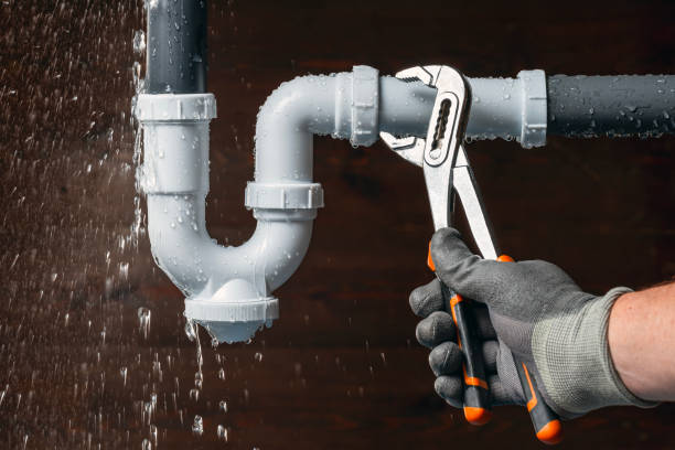 Professional Emergency Plumber technician working in New Castle, KY
